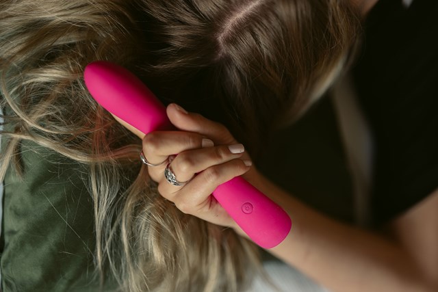 One-Hand Vibrating G-Spot Dildo